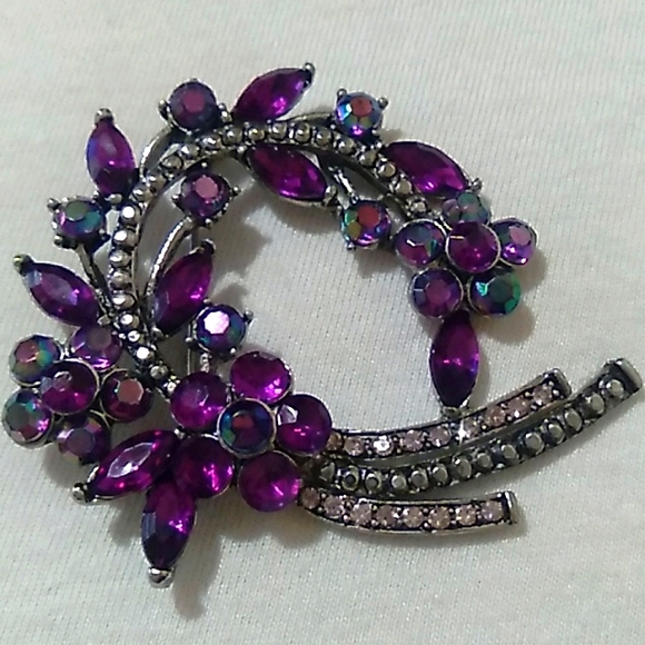Jewelry - Alexandrite like brooch